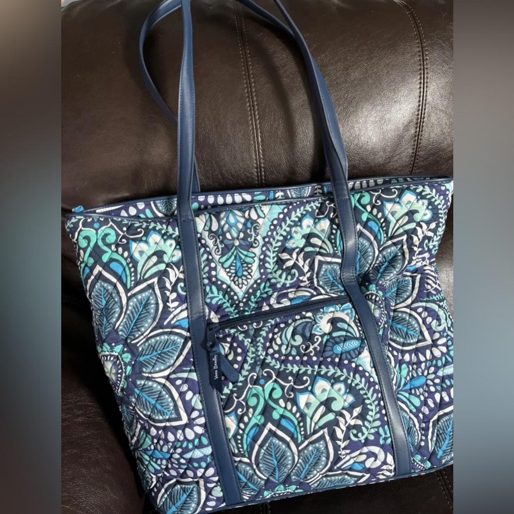 Vera Bradley Quilted Tote Bag Faux Leather 8 Pockets Blue Island Medallion